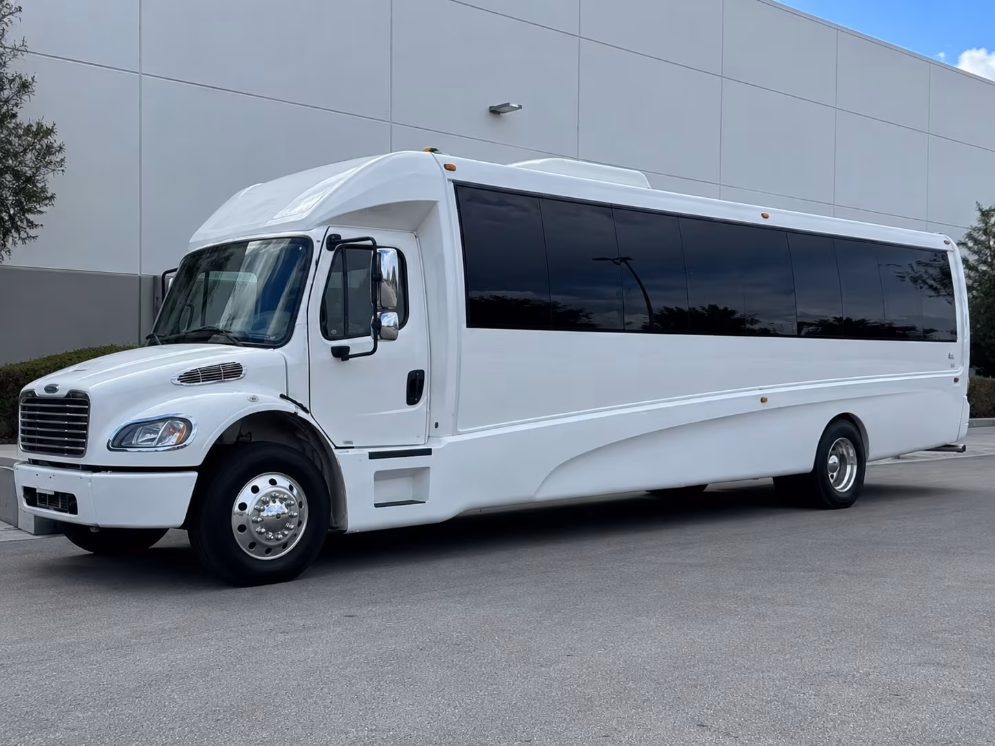 28 Passenger Party Bus Exterior